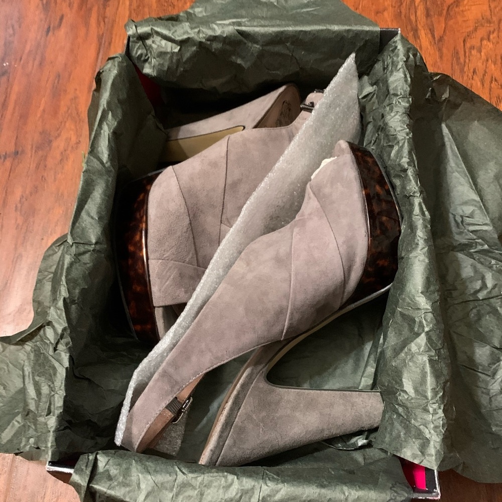 Vince Camuto True Sue Shoes. Urban Grey in SZ 8.5